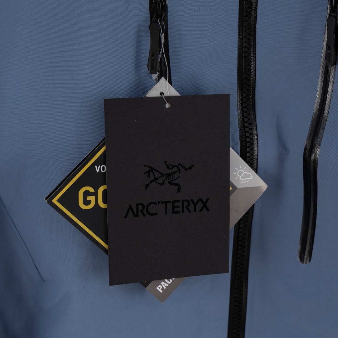 💰440（顶级版本 区别通货）
          
款式：Arcteryx始祖鸟 Alpha系列 Sv 第7代 GORE-TEX Pro户外防水硬壳全压胶冲锋衣外套夹克（内置搜救器）

颜色：图片色

尺码：S-XXL

面料：GORE-TEX 科技防水

辅料：全套定制辅料

无性别区分 男女同款