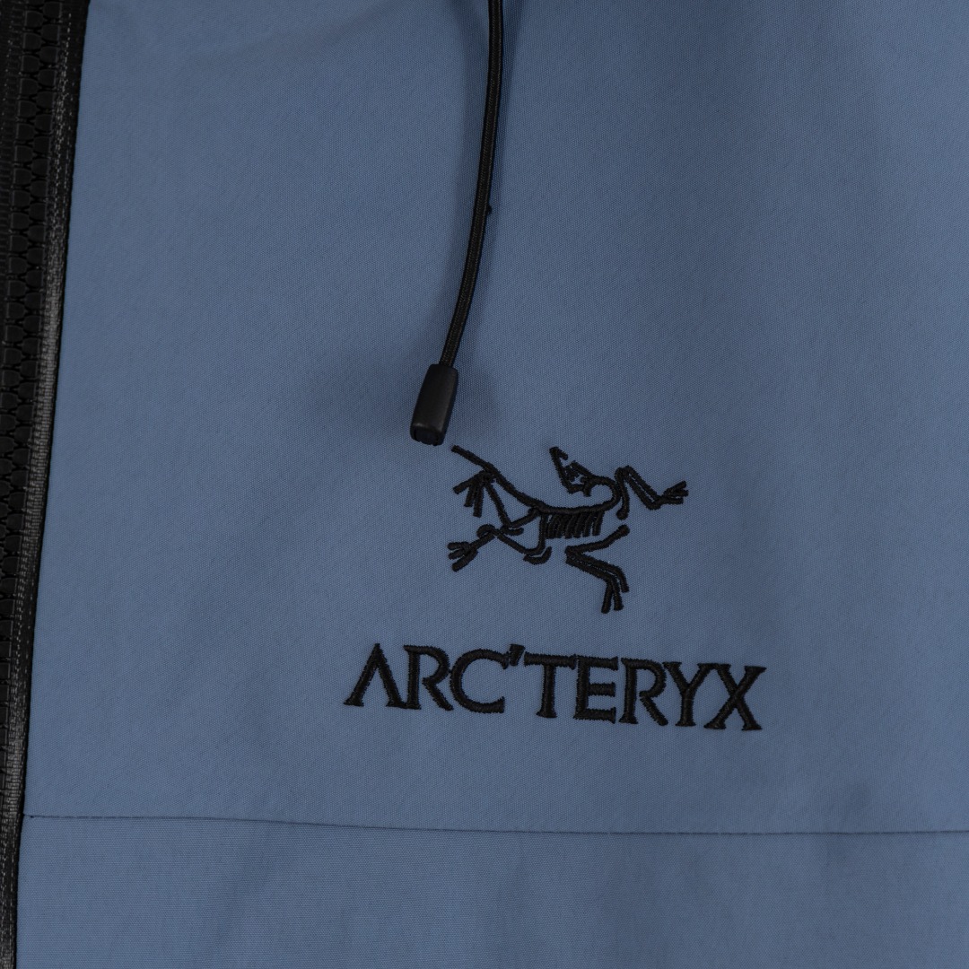 💰440（顶级版本 区别通货）
          
款式：Arcteryx始祖鸟 Alpha系列 Sv 第7代 GORE-TEX Pro户外防水硬壳全压胶冲锋衣外套夹克（内置搜救器）

颜色：图片色

尺码：S-XXL

面料：GORE-TEX 科技防水

辅料：全套定制辅料

无性别区分 男女同款