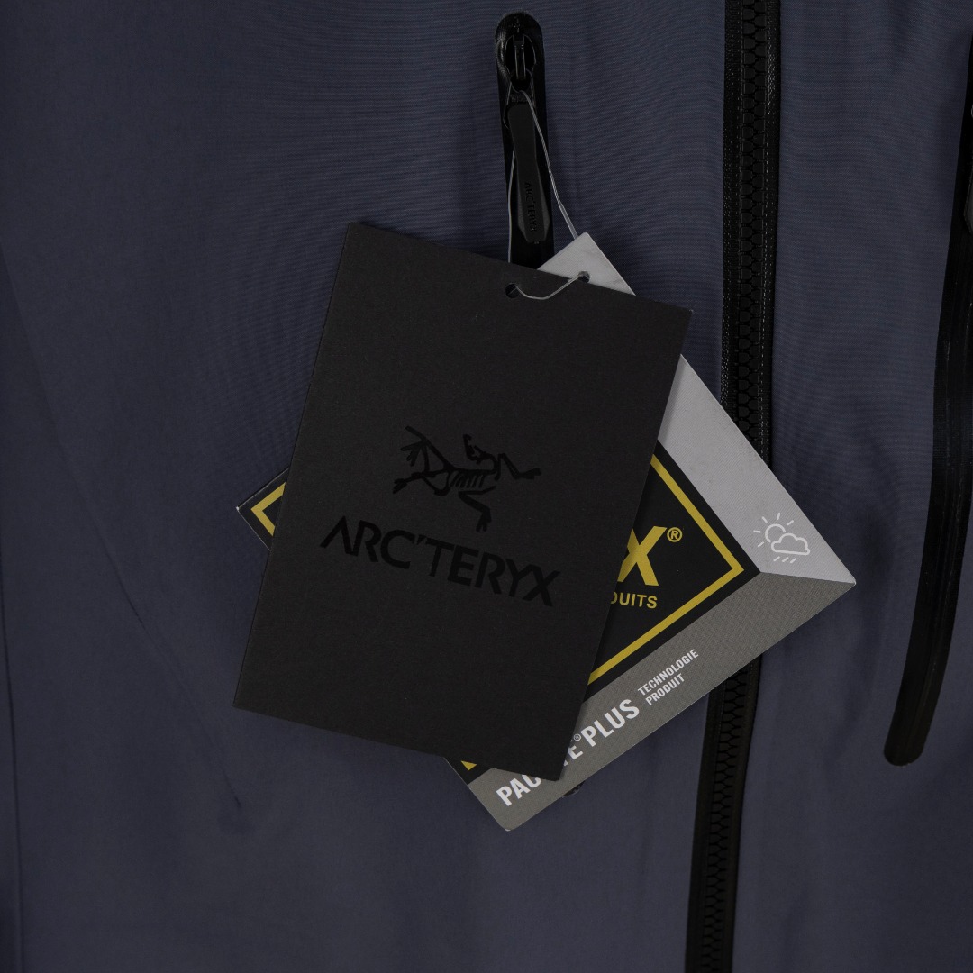 💰440（顶级版本 区别通货）
          
款式：Arcteryx始祖鸟 Alpha系列 Sv 第7代 GORE-TEX Pro户外防水硬壳全压胶冲锋衣外套夹克（内置搜救器）

颜色：图片色

尺码：S-XXL

面料：GORE-TEX 科技防水

辅料：全套定制辅料

无性别区分 男女同款
