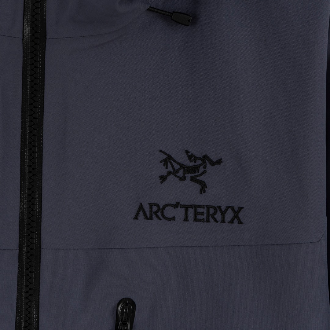 💰440（顶级版本 区别通货）
          
款式：Arcteryx始祖鸟 Alpha系列 Sv 第7代 GORE-TEX Pro户外防水硬壳全压胶冲锋衣外套夹克（内置搜救器）

颜色：图片色

尺码：S-XXL

面料：GORE-TEX 科技防水

辅料：全套定制辅料

无性别区分 男女同款