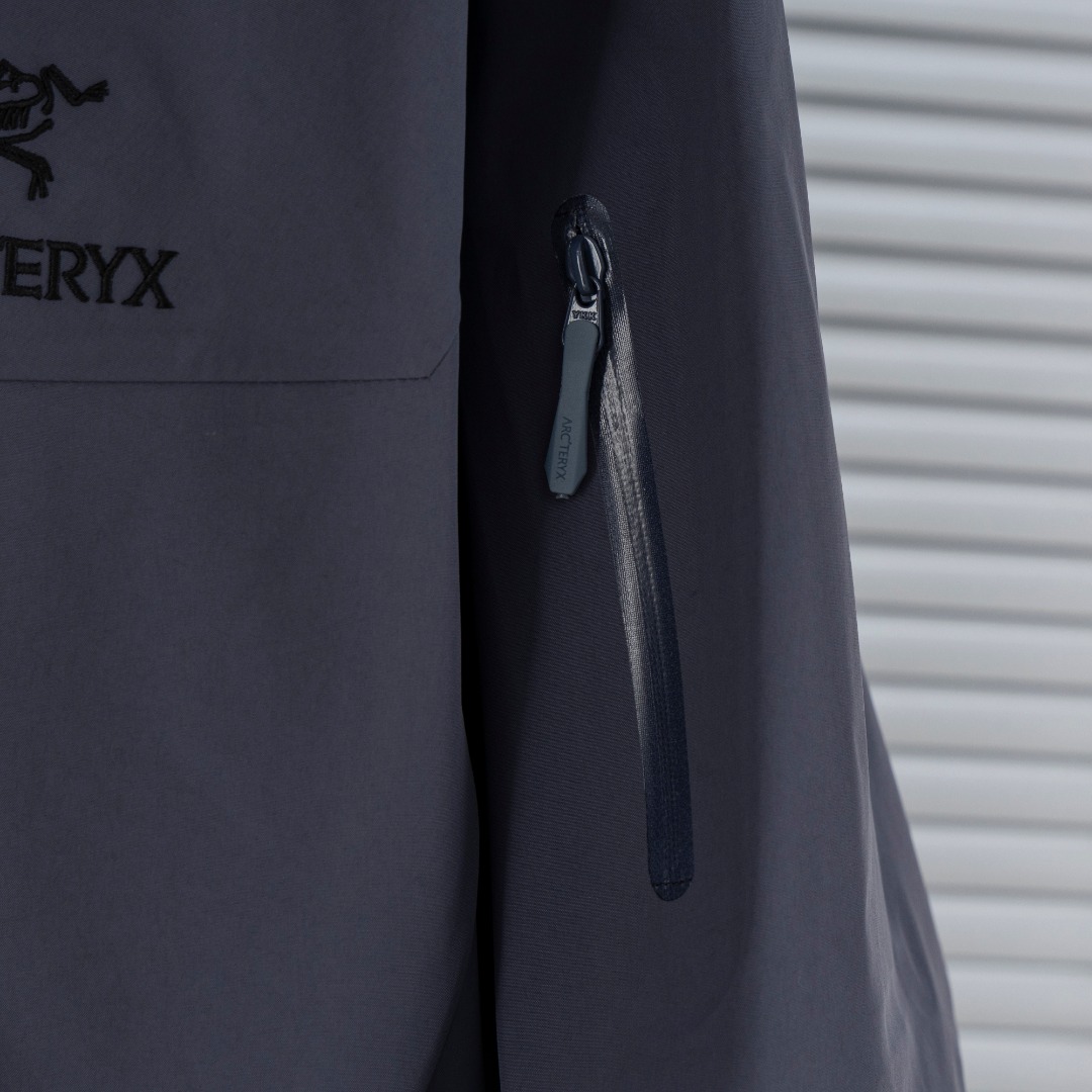 💰440（顶级版本 区别通货）
          
款式：Arcteryx始祖鸟 Alpha系列 Sv 第7代 GORE-TEX Pro户外防水硬壳全压胶冲锋衣外套夹克（内置搜救器）

颜色：图片色

尺码：S-XXL

面料：GORE-TEX 科技防水

辅料：全套定制辅料

无性别区分 男女同款