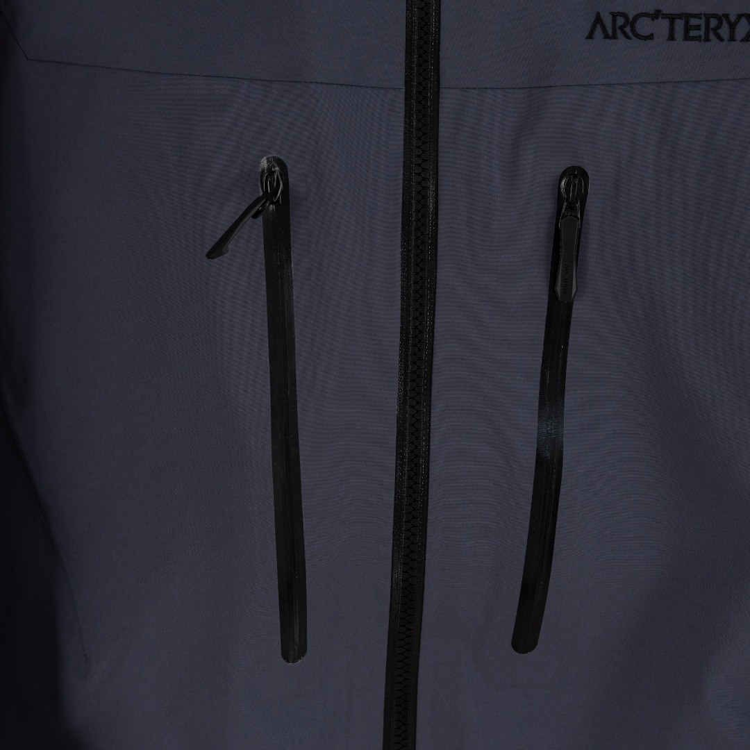 💰440（顶级版本 区别通货）
          
款式：Arcteryx始祖鸟 Alpha系列 Sv 第7代 GORE-TEX Pro户外防水硬壳全压胶冲锋衣外套夹克（内置搜救器）

颜色：图片色

尺码：S-XXL

面料：GORE-TEX 科技防水

辅料：全套定制辅料

无性别区分 男女同款