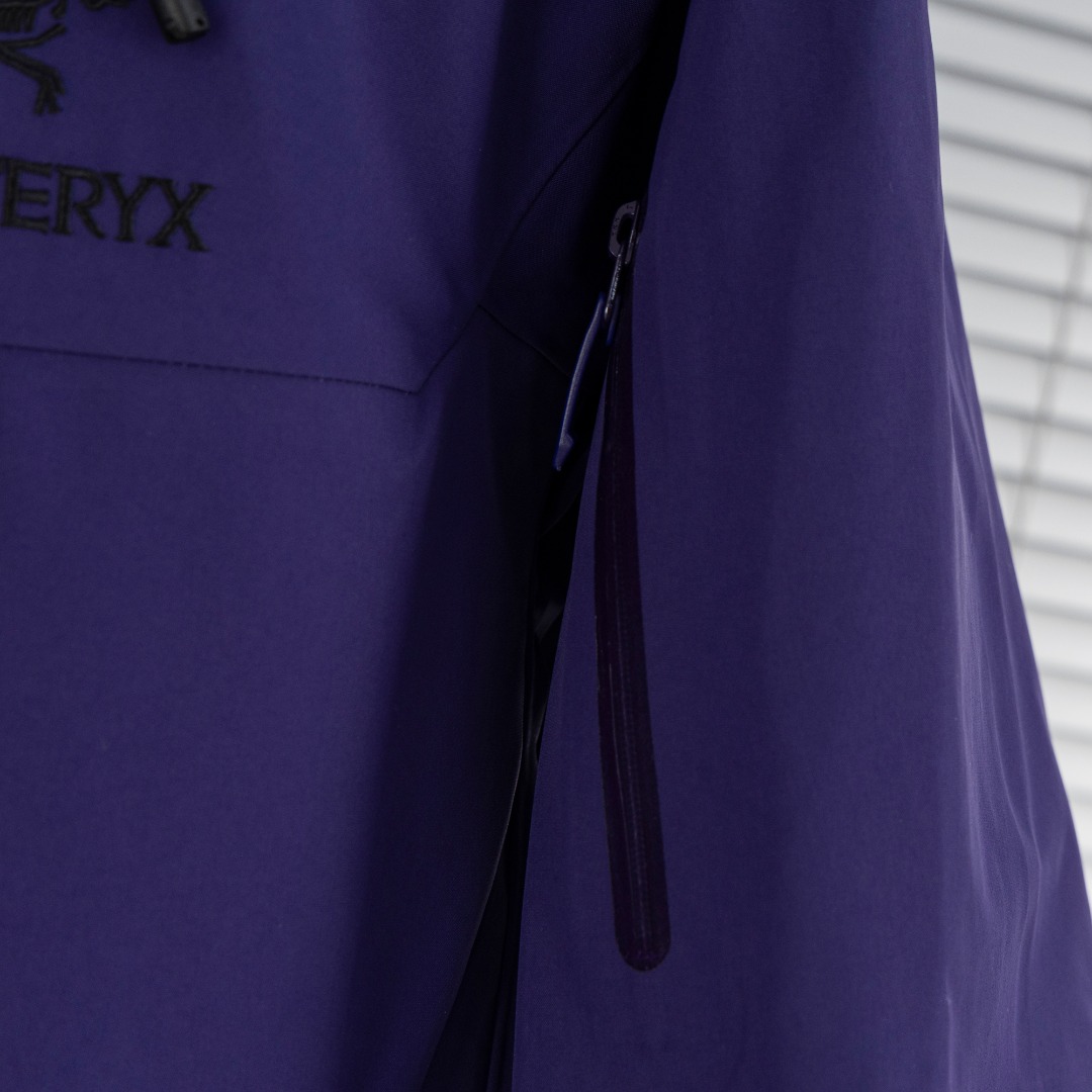 💰440（顶级版本 区别通货）
          
款式：Arcteryx始祖鸟 Alpha系列 Sv 第7代 GORE-TEX Pro户外防水硬壳全压胶冲锋衣外套夹克（内置搜救器）

颜色：图片色

尺码：S-XXL

面料：GORE-TEX 科技防水

辅料：全套定制辅料

无性别区分 男女同款