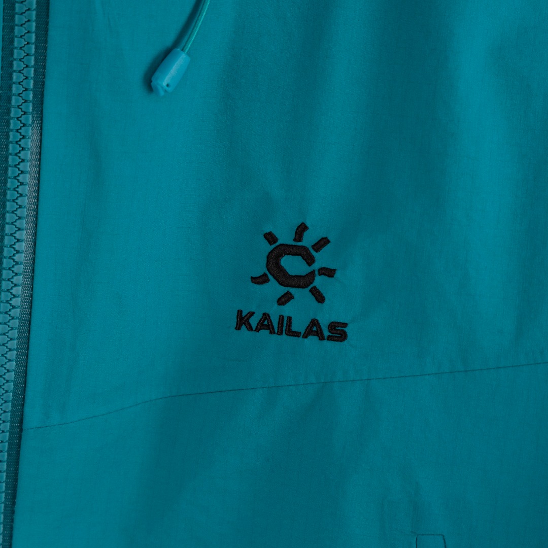 💰440（顶级版本 区别通货）
          
款式：凯乐石KAILAS LT 博格达 系列 运动户外全天候硬壳专业防水防风透气登山冲锋衣外套 

颜色：图片色

尺码：S-XXL

面料：GORE-TEX 科技防水

辅料：全套定制辅料

无性别区分 男女同款