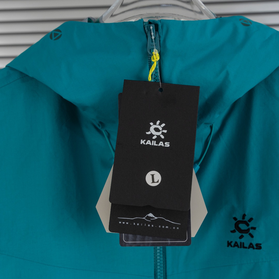 💰440（顶级版本 区别通货）
          
款式：凯乐石KAILAS LT 博格达 系列 运动户外全天候硬壳专业防水防风透气登山冲锋衣外套 

颜色：图片色

尺码：S-XXL

面料：GORE-TEX 科技防水

辅料：全套定制辅料

无性别区分 男女同款