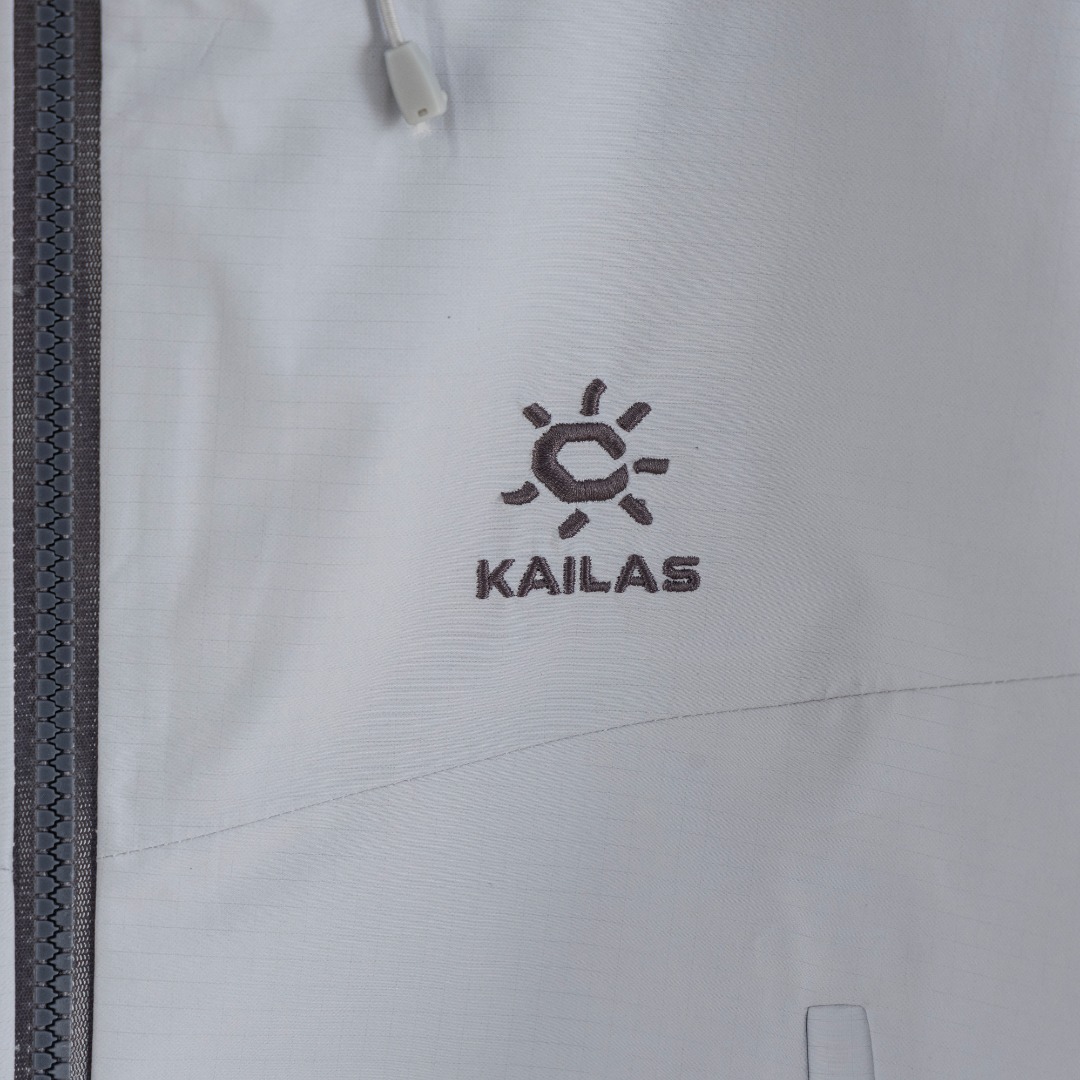 💰440（顶级版本 区别通货）
          
款式：凯乐石KAILAS LT 博格达 系列 运动户外全天候硬壳专业防水防风透气登山冲锋衣外套 

颜色：图片色

尺码：S-XXL

面料：GORE-TEX 科技防水

辅料：全套定制辅料

无性别区分 男女同款