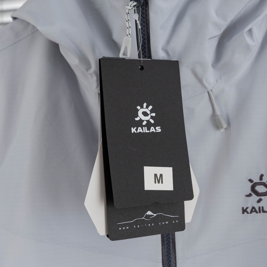 💰440（顶级版本 区别通货）
          
款式：凯乐石KAILAS LT 博格达 系列 运动户外全天候硬壳专业防水防风透气登山冲锋衣外套 

颜色：图片色

尺码：S-XXL

面料：GORE-TEX 科技防水

辅料：全套定制辅料

无性别区分 男女同款