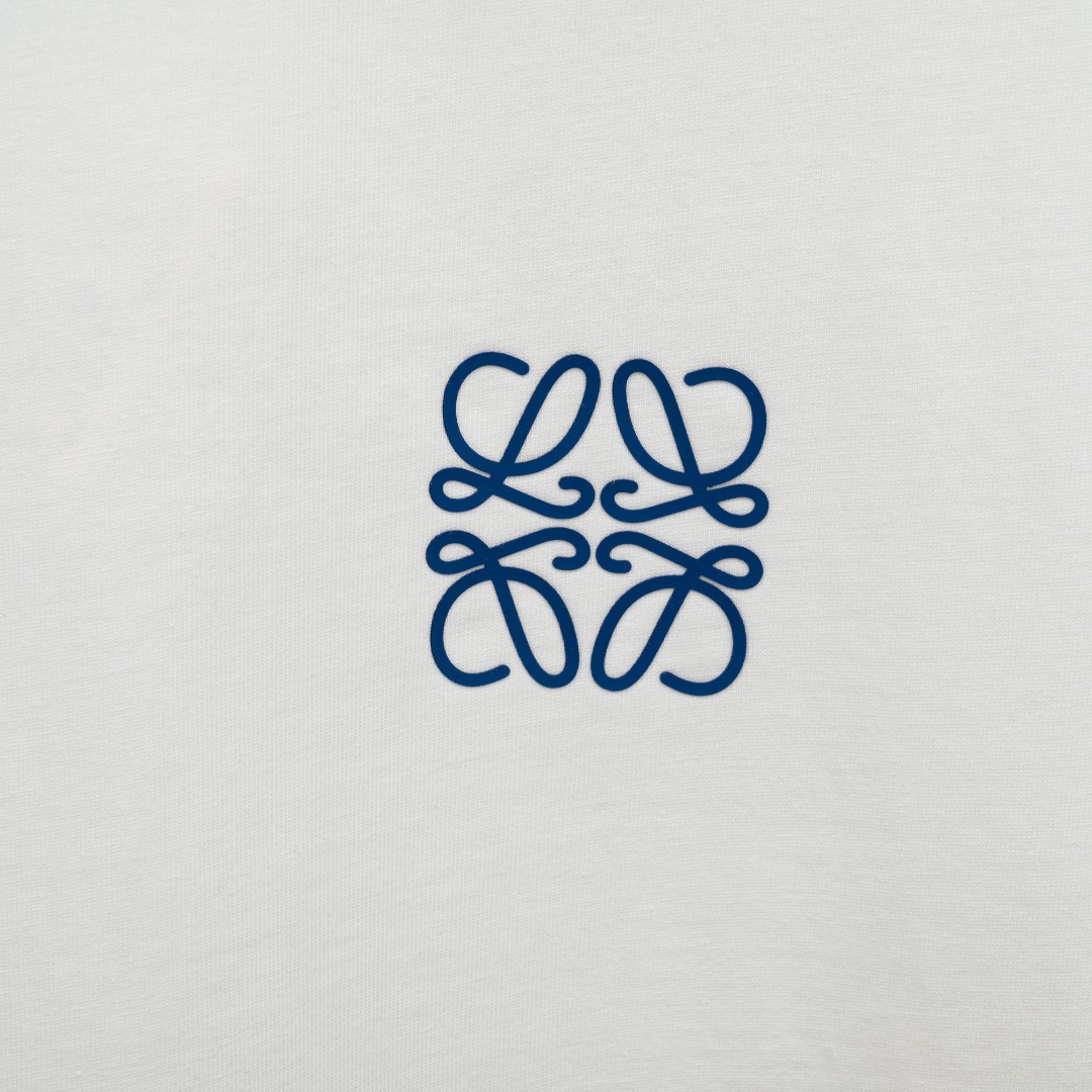 Loewe 款式：罗意威LOEWE做旧破洞发泡工艺短袖