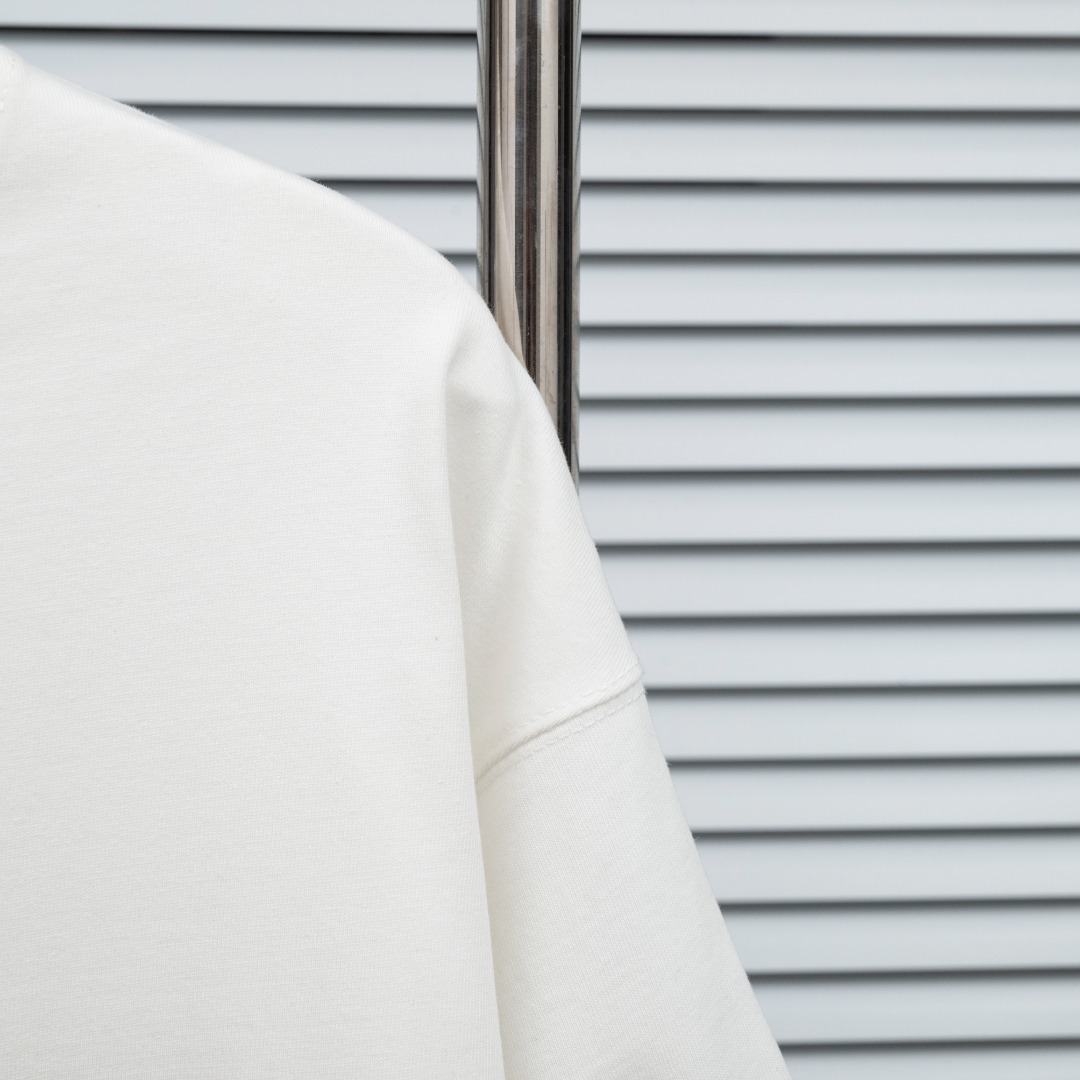 Loewe 款式：罗意威LOEWE做旧破洞发泡工艺短袖