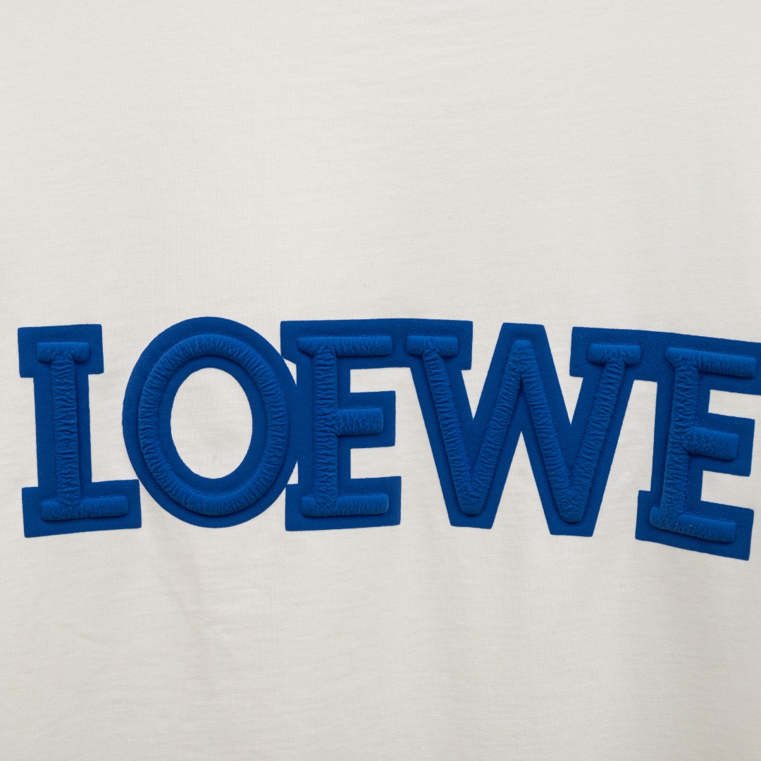 Loewe 款式：罗意威LOEWE做旧破洞发泡工艺短袖