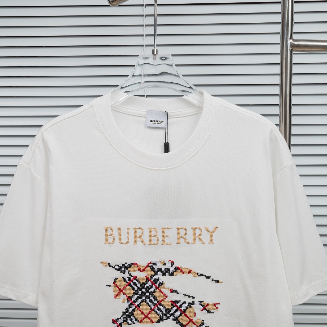 Burberry 款式：巴宝莉BBR镂空战马刺绣工艺短袖