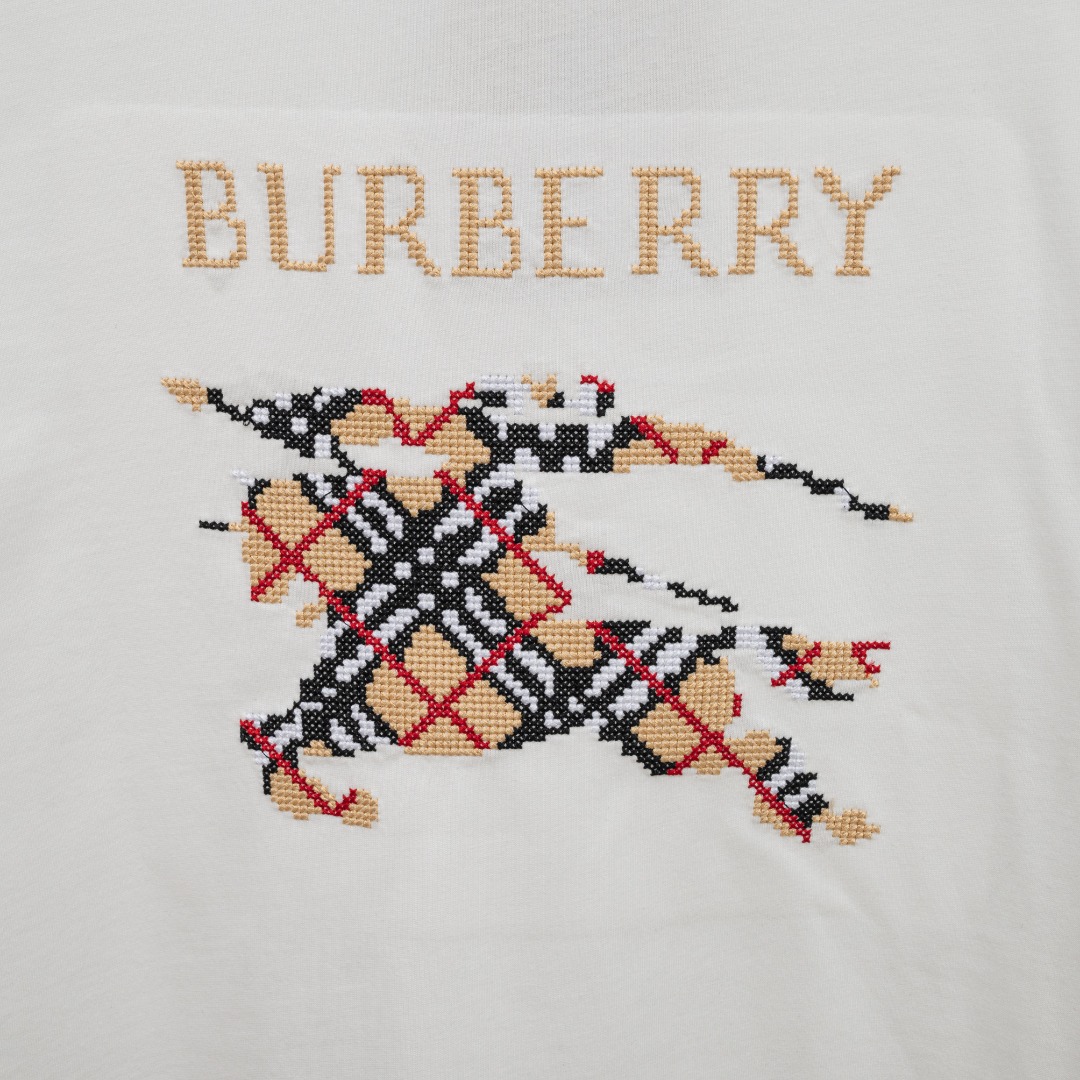 Burberry 款式：巴宝莉BBR镂空战马刺绣工艺短袖