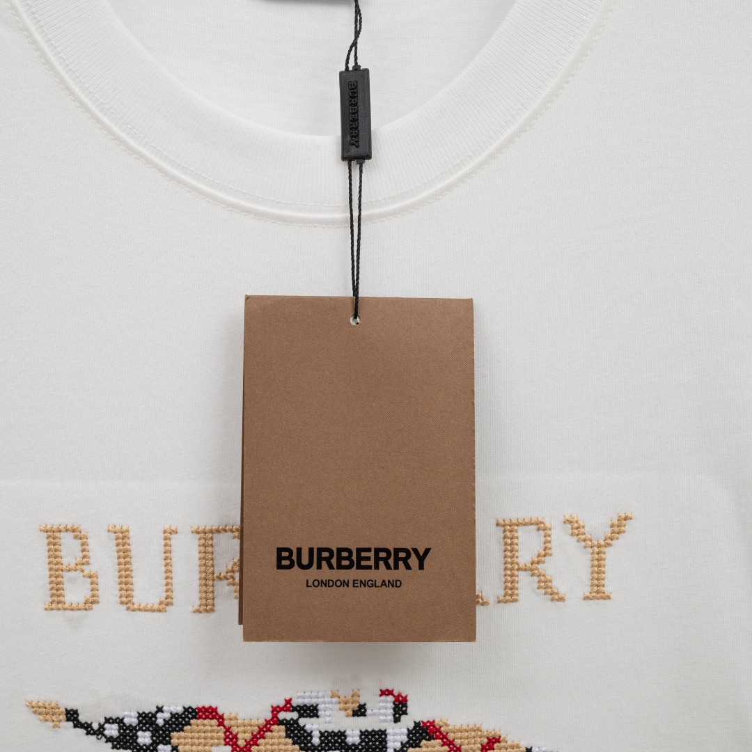 Burberry 款式：巴宝莉BBR镂空战马刺绣工艺短袖