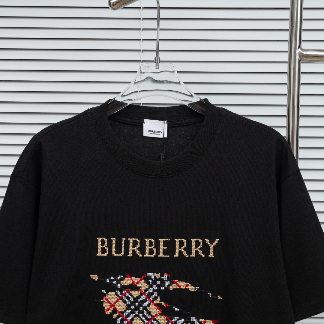 Burberry 款式：巴宝莉BBR镂空战马刺绣工艺短袖