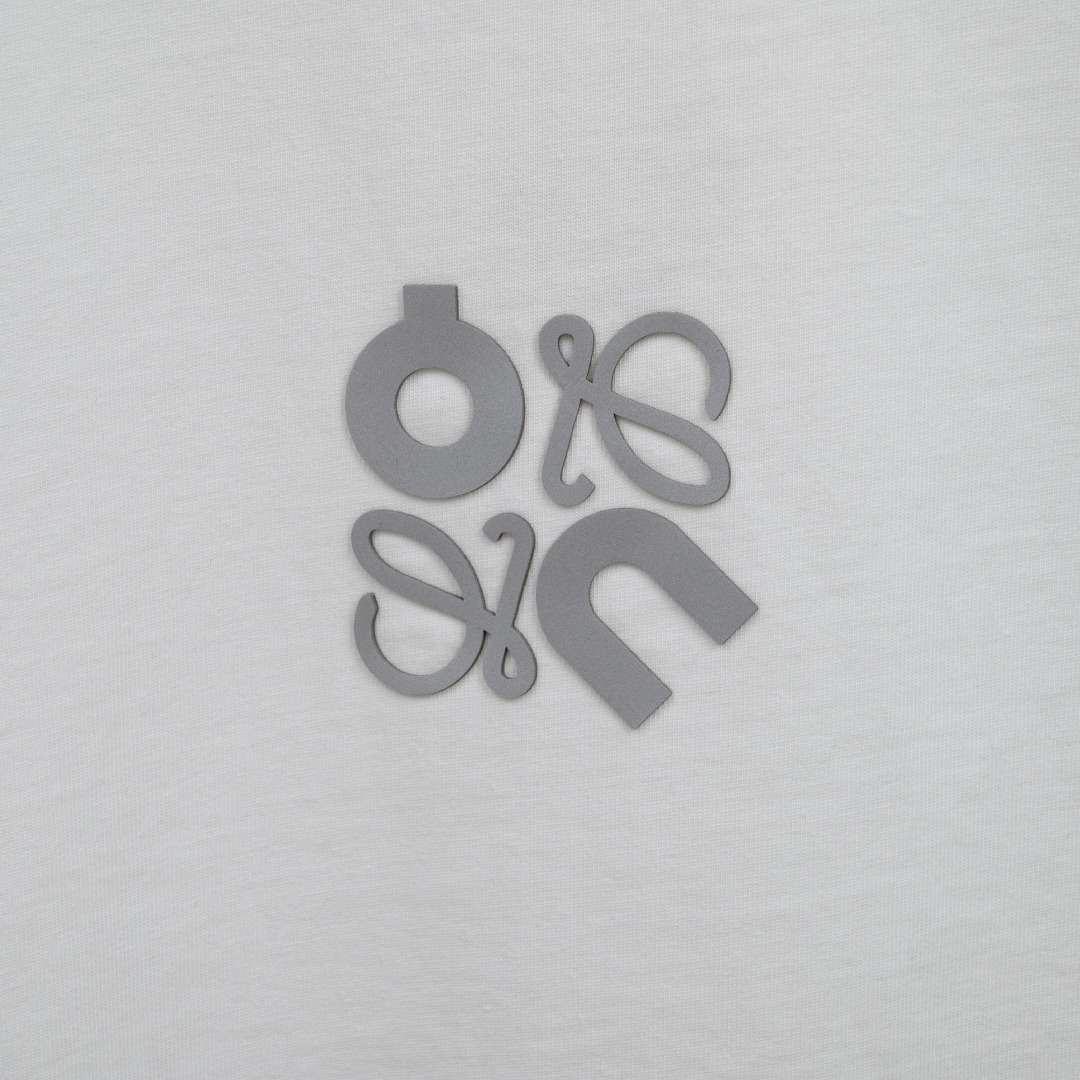 Loewe 款式：罗意威LOEWE做旧破洞定制立体压胶工艺短袖