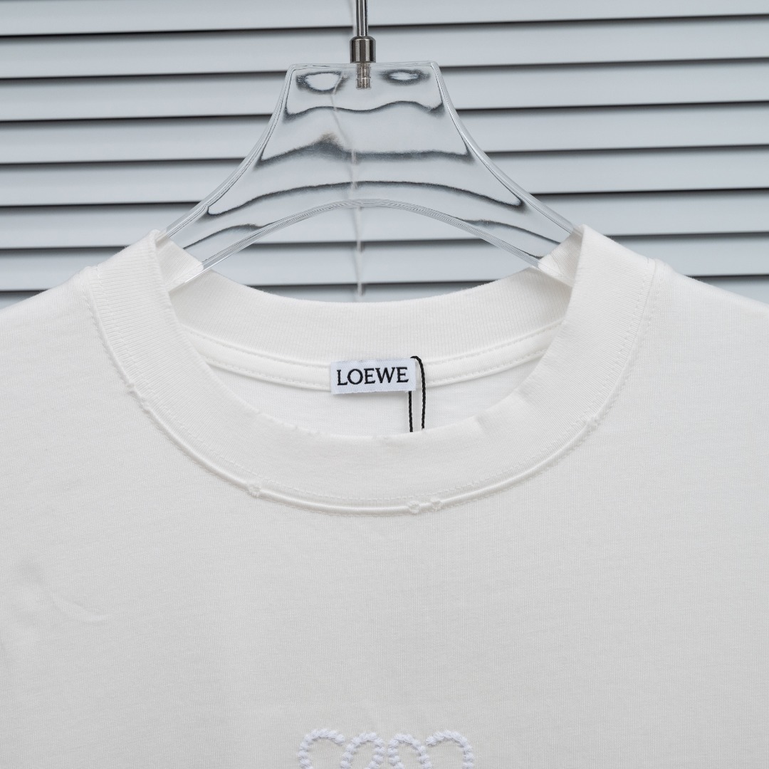 Loewe 款式：罗意威LOEWE做旧破洞植绒前片破洞毛边贴布工艺短袖