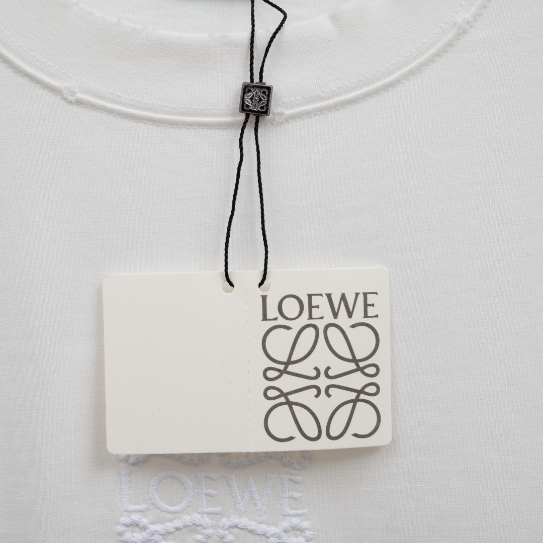 Loewe 款式：罗意威LOEWE做旧破洞植绒前片破洞毛边贴布工艺短袖