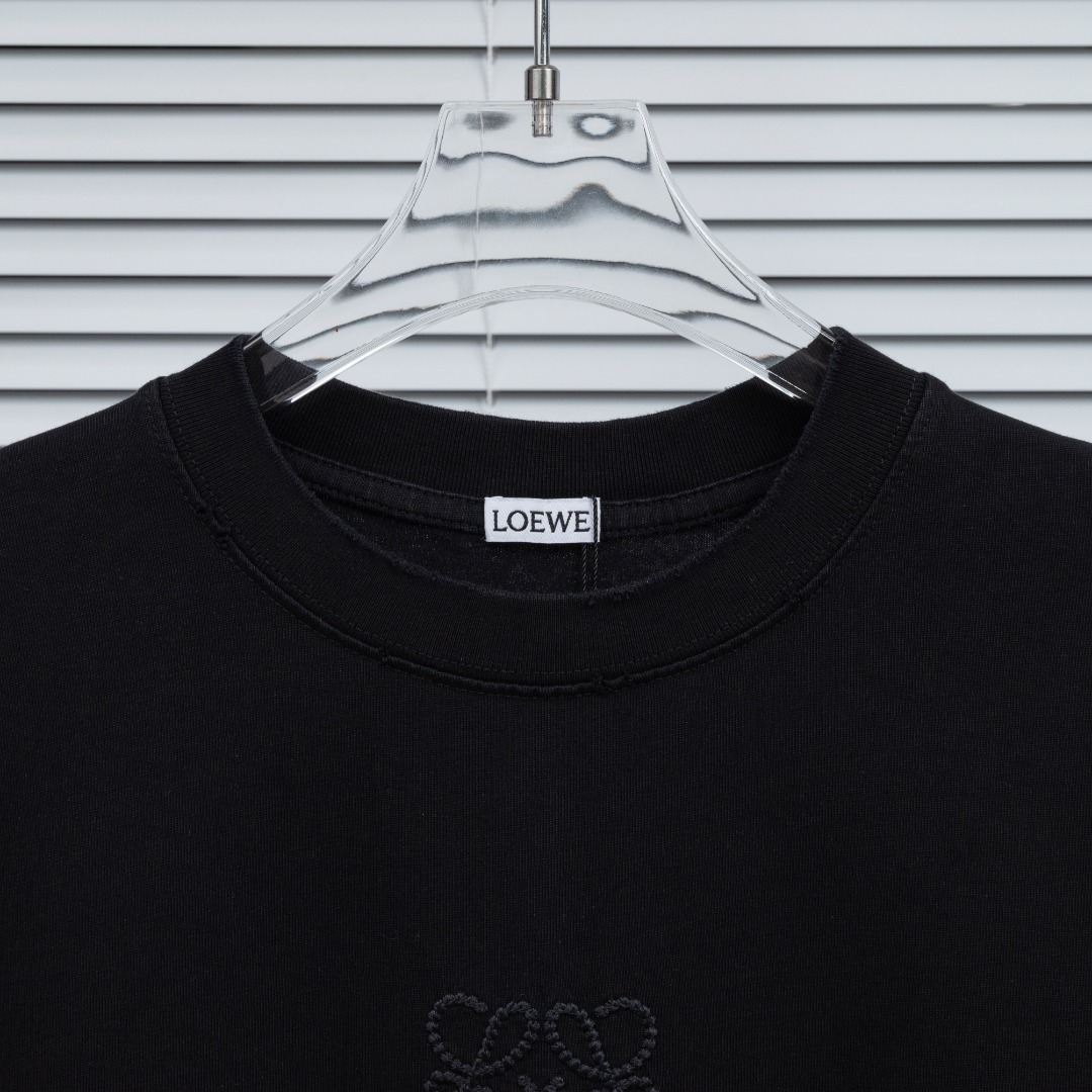 Loewe 款式：罗意威LOEWE做旧破洞植绒前片破洞毛边贴布工艺短袖
