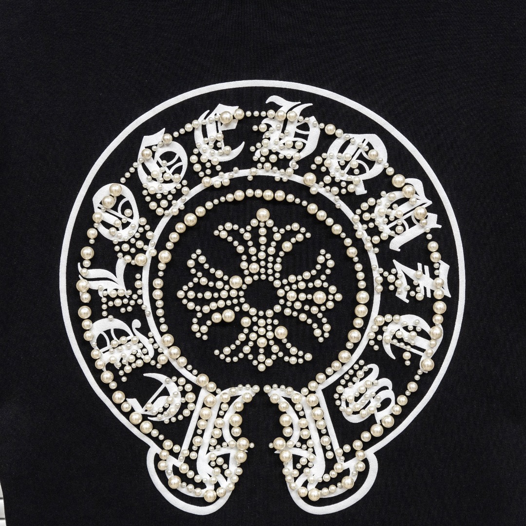 Chrome Hearts 款式：克罗心CH梵文LOGO手工钉珠多工艺短袖