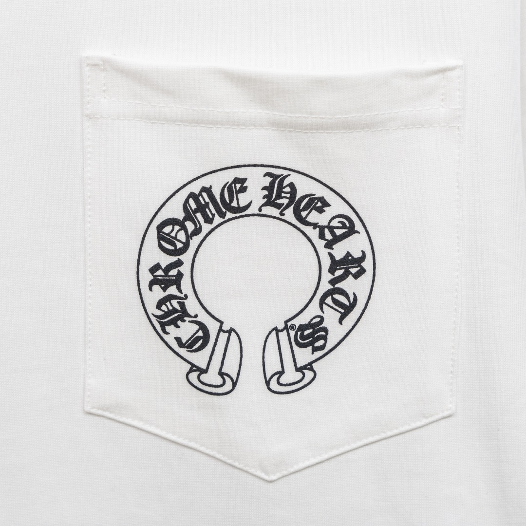 Chrome Hearts 款式：克罗心CH梵文马蹄小口袋植绒印花工艺短袖