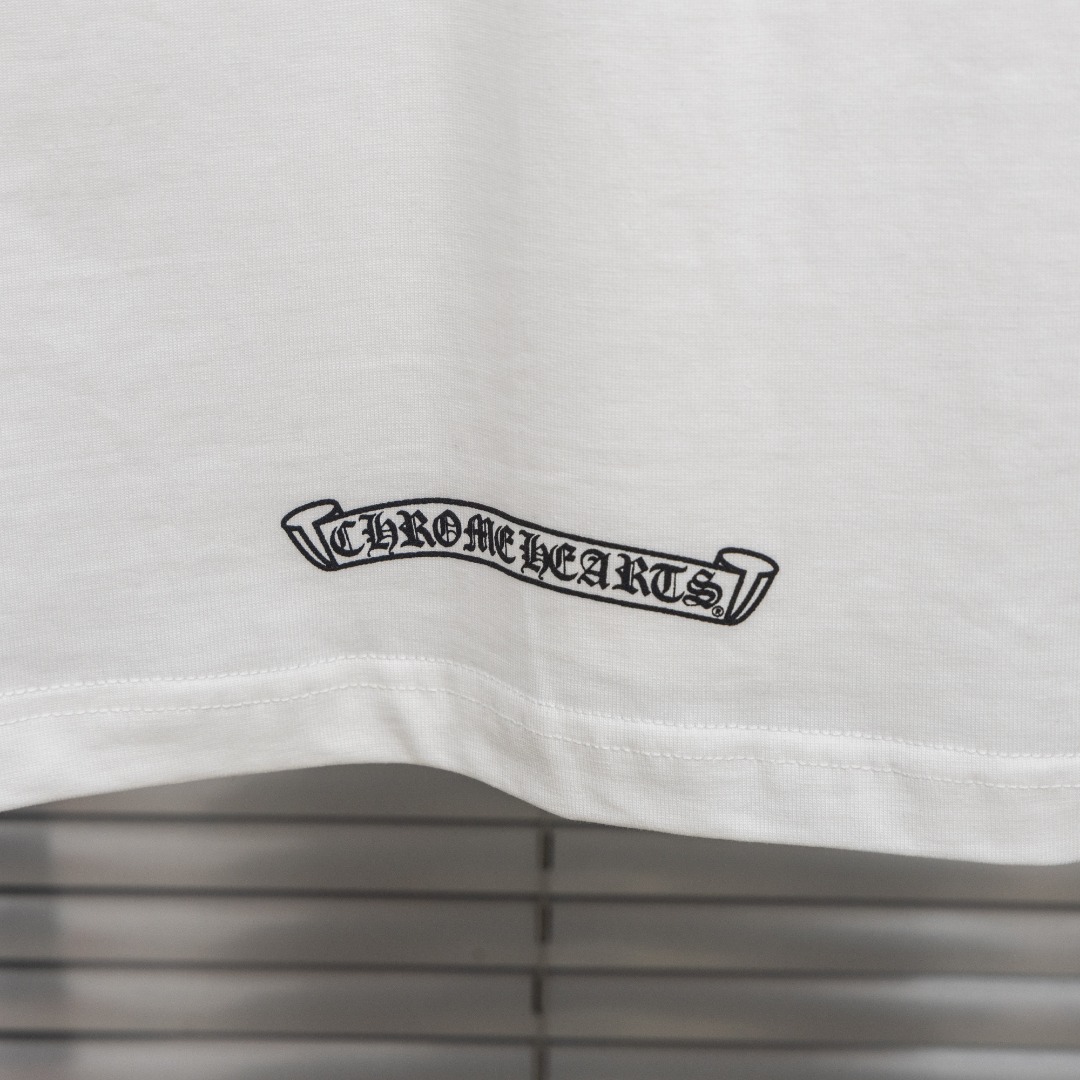 Chrome Hearts 款式：克罗心CH梵文马蹄小口袋植绒印花工艺短袖