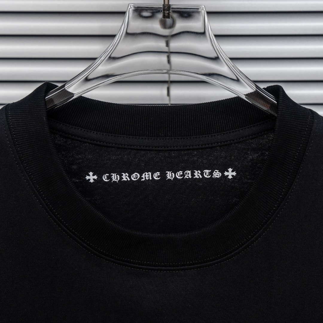 Chrome Hearts 款式：克罗心CH梵文马蹄小口袋植绒印花工艺短袖