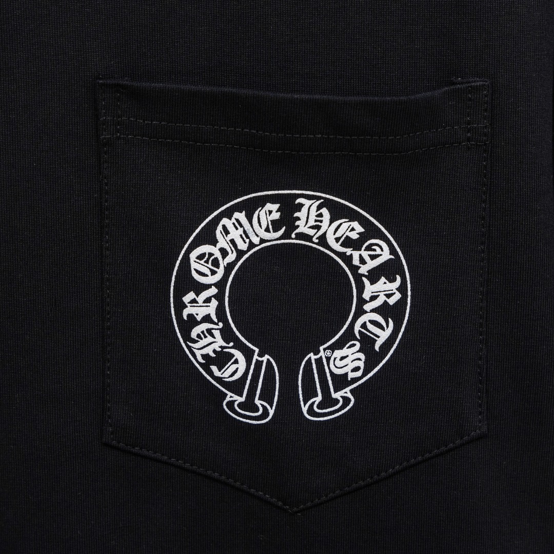 Chrome Hearts 款式：克罗心CH梵文马蹄小口袋植绒印花工艺短袖