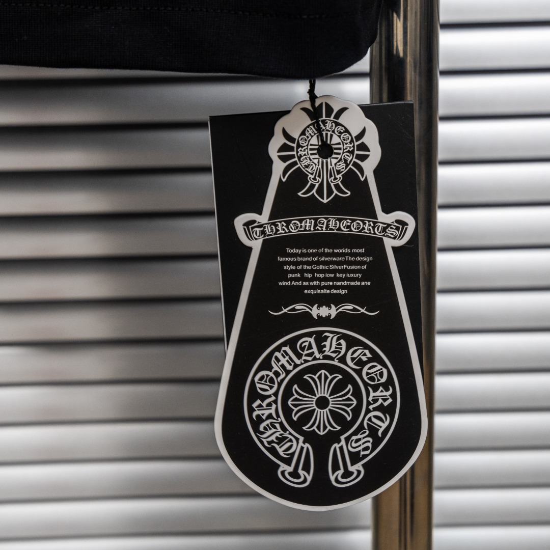 Chrome Hearts 款式：克罗心CH梵文马蹄小口袋植绒印花工艺短袖
