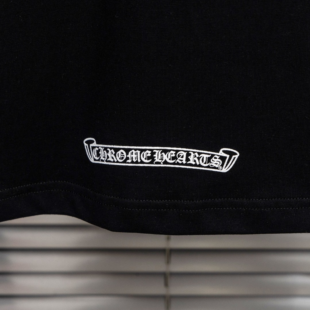 Chrome Hearts 款式：克罗心CH梵文马蹄小口袋植绒印花工艺短袖