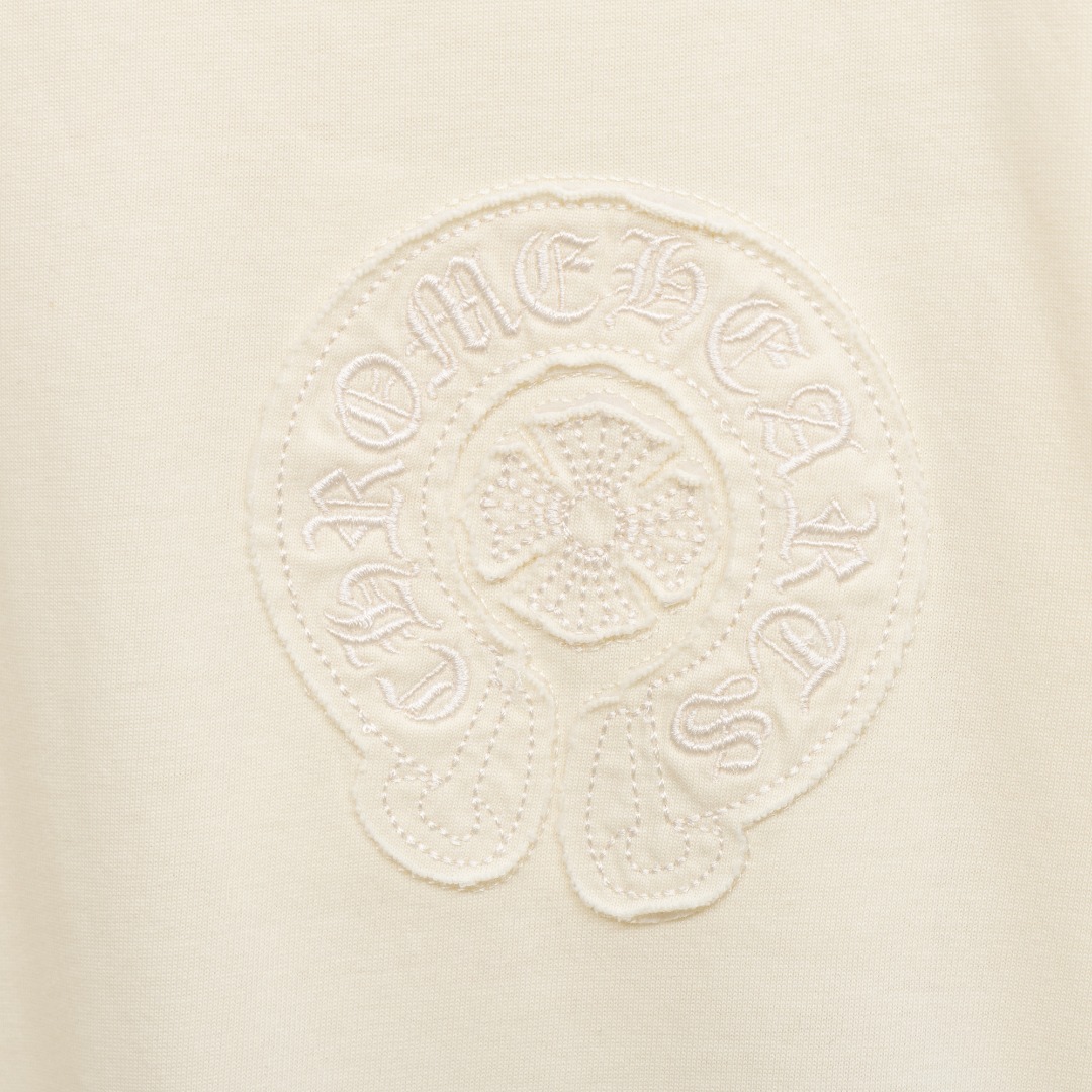 Chrome Hearts 款式：克罗心CH梵文马蹄贴布金属十字架工艺短袖
