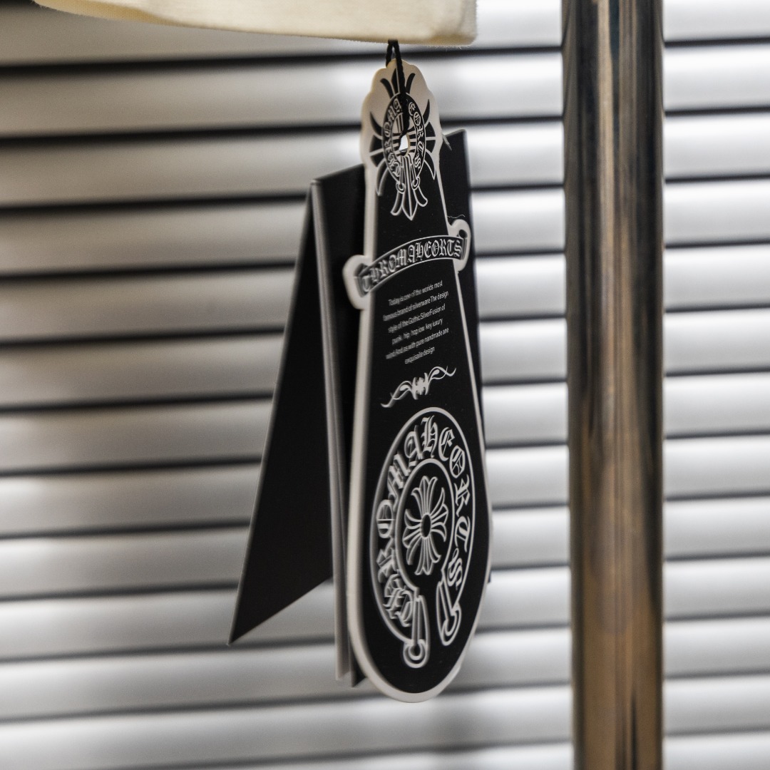 Chrome Hearts 款式：克罗心CH梵文马蹄贴布金属十字架工艺短袖