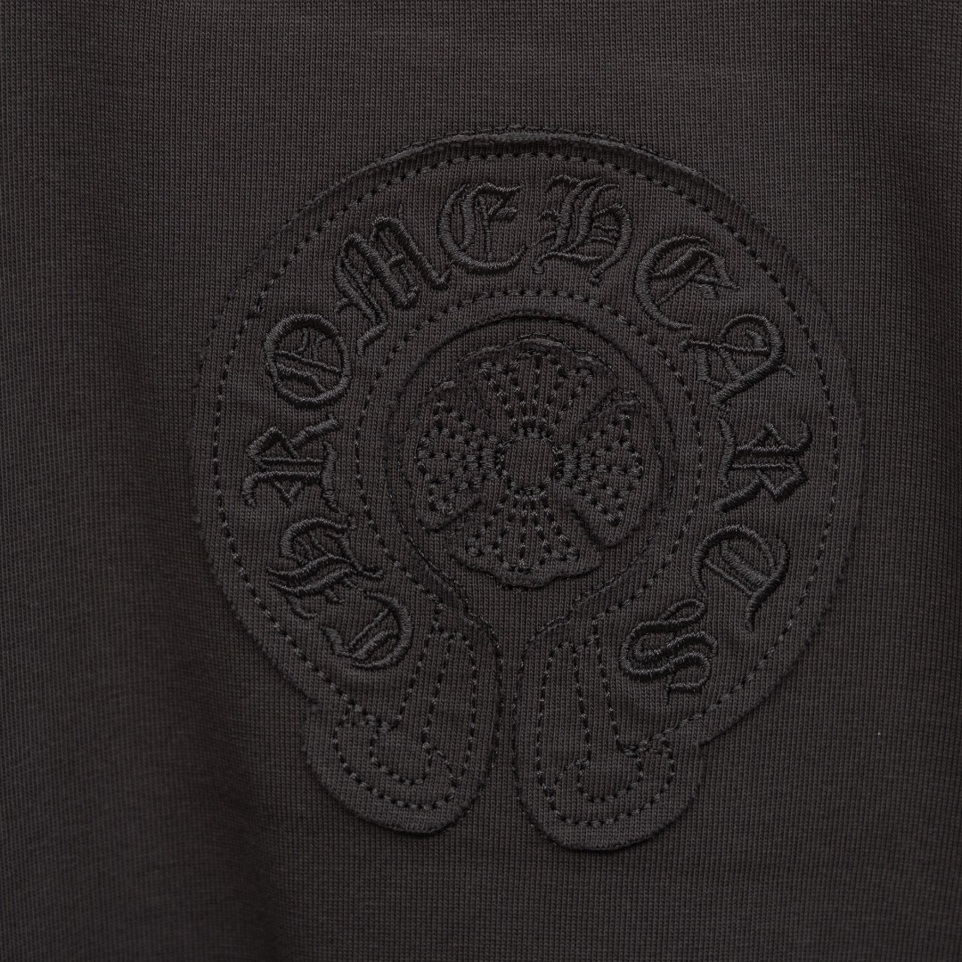 Chrome Hearts 款式：克罗心CH梵文马蹄贴布金属十字架工艺短袖