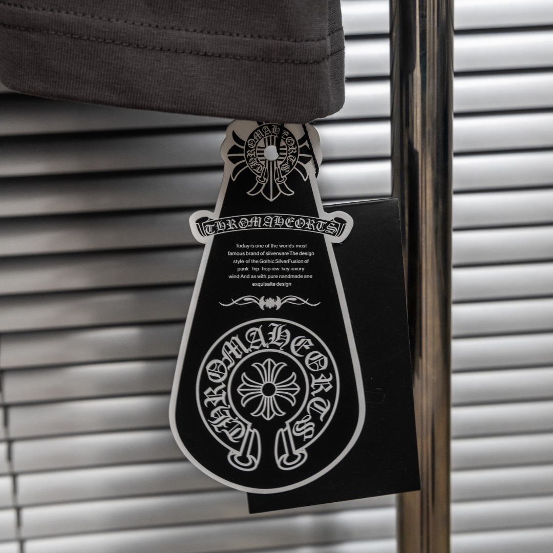 Chrome Hearts 款式：克罗心CH梵文马蹄贴布金属十字架工艺短袖