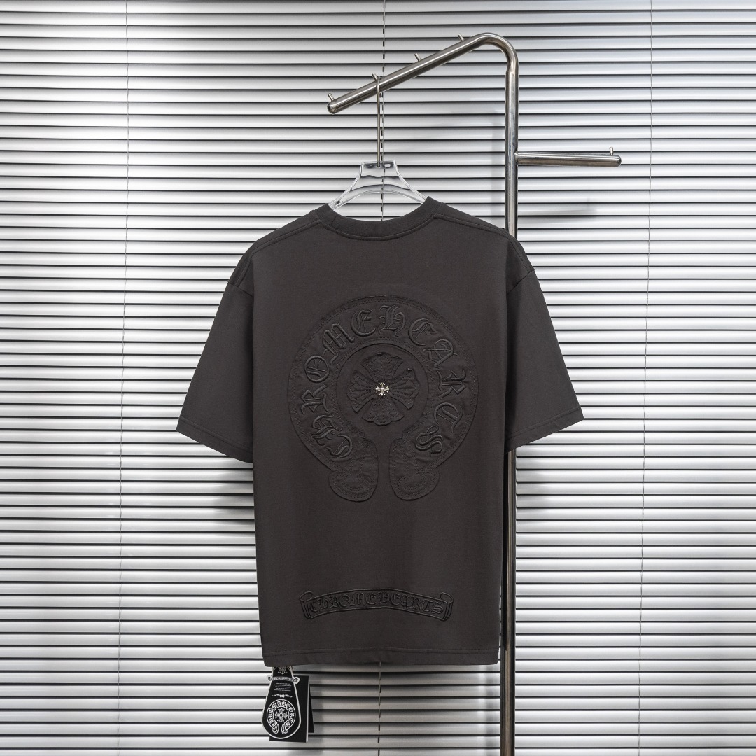 Chrome Hearts 款式：克罗心CH梵文马蹄贴布金属十字架工艺短袖