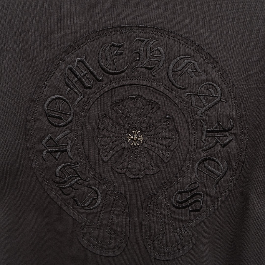 Chrome Hearts 款式：克罗心CH梵文马蹄贴布金属十字架工艺短袖