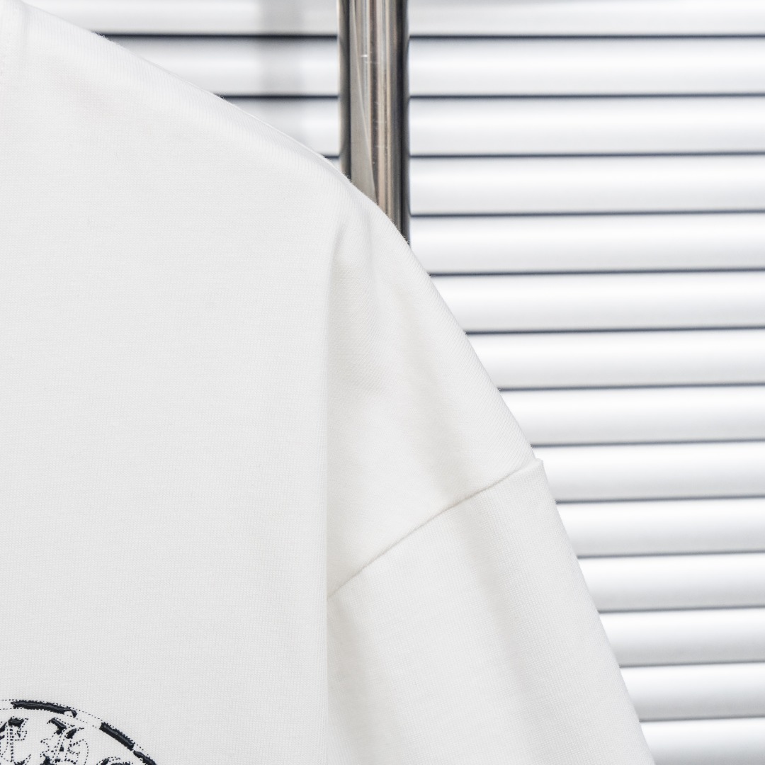 Chrome Hearts 款式：克罗心CH梵文马蹄贴布金属十字架刺绣工艺短袖