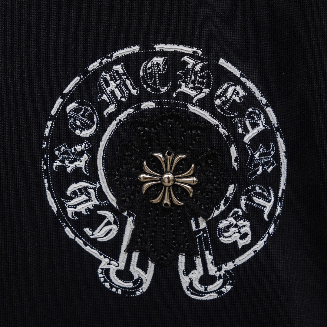 Chrome Hearts 款式：克罗心CH梵文马蹄贴布金属十字架刺绣工艺短袖
