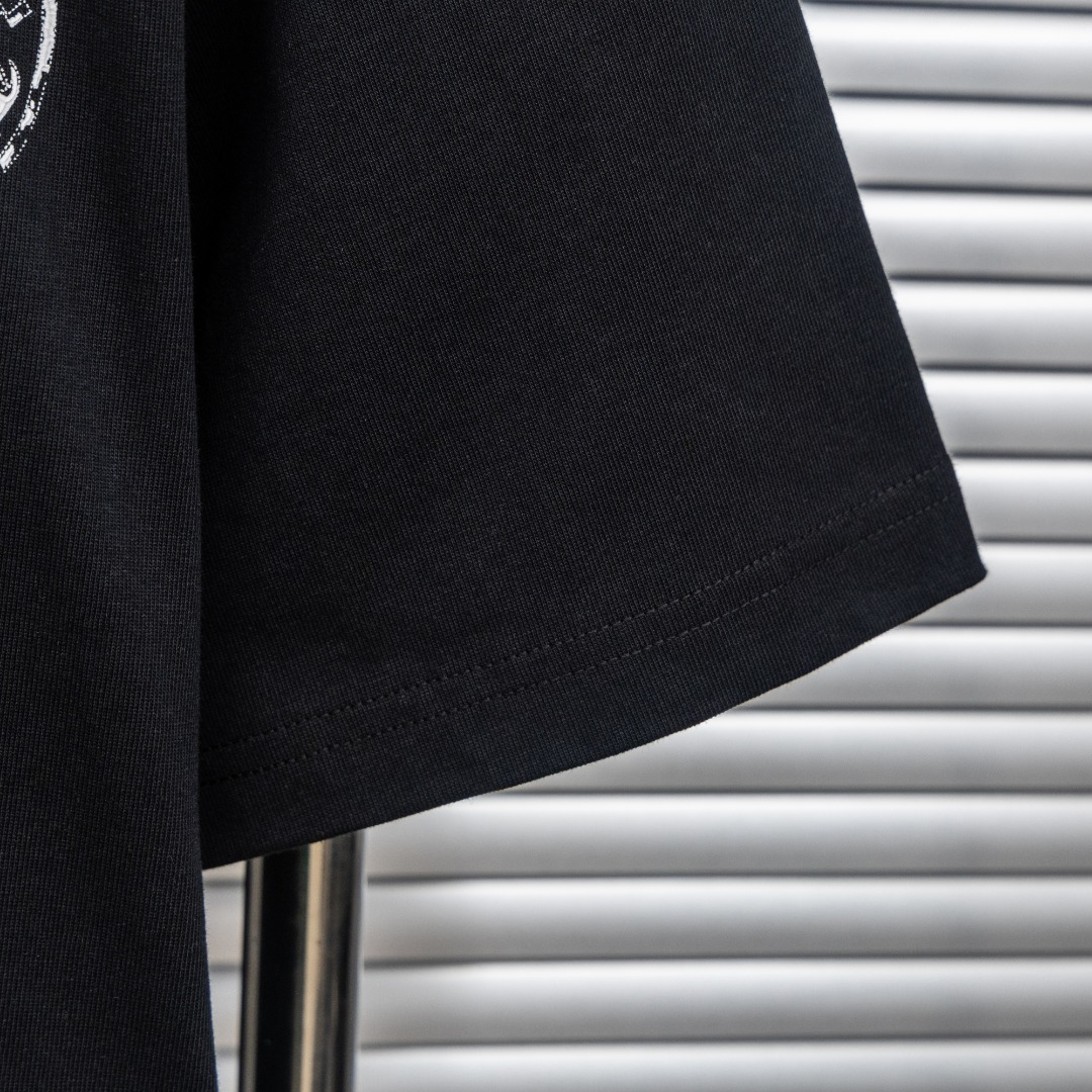 Chrome Hearts 款式：克罗心CH梵文马蹄贴布金属十字架刺绣工艺短袖