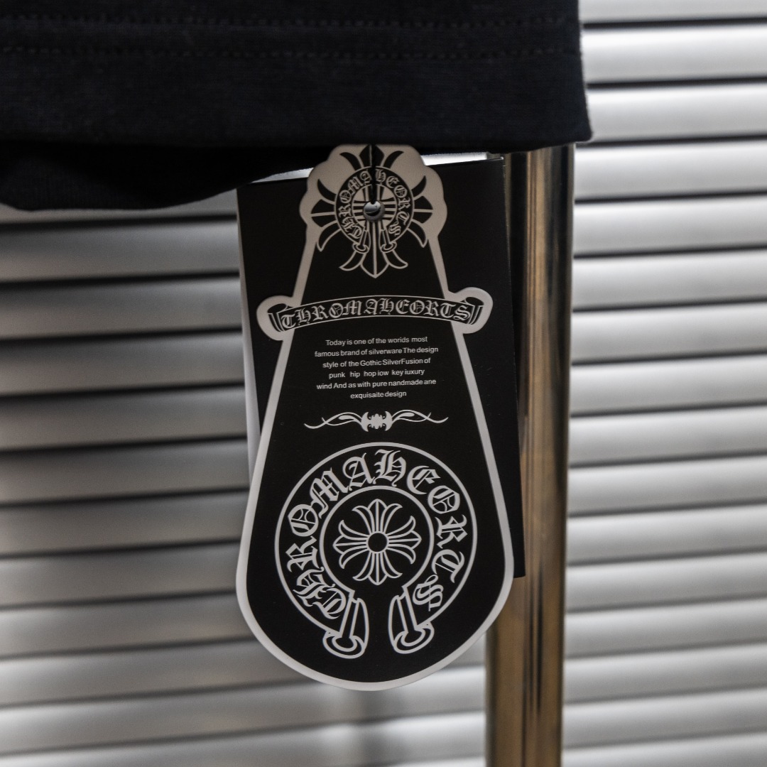 Chrome Hearts 款式：克罗心CH梵文马蹄贴布金属十字架刺绣工艺短袖
