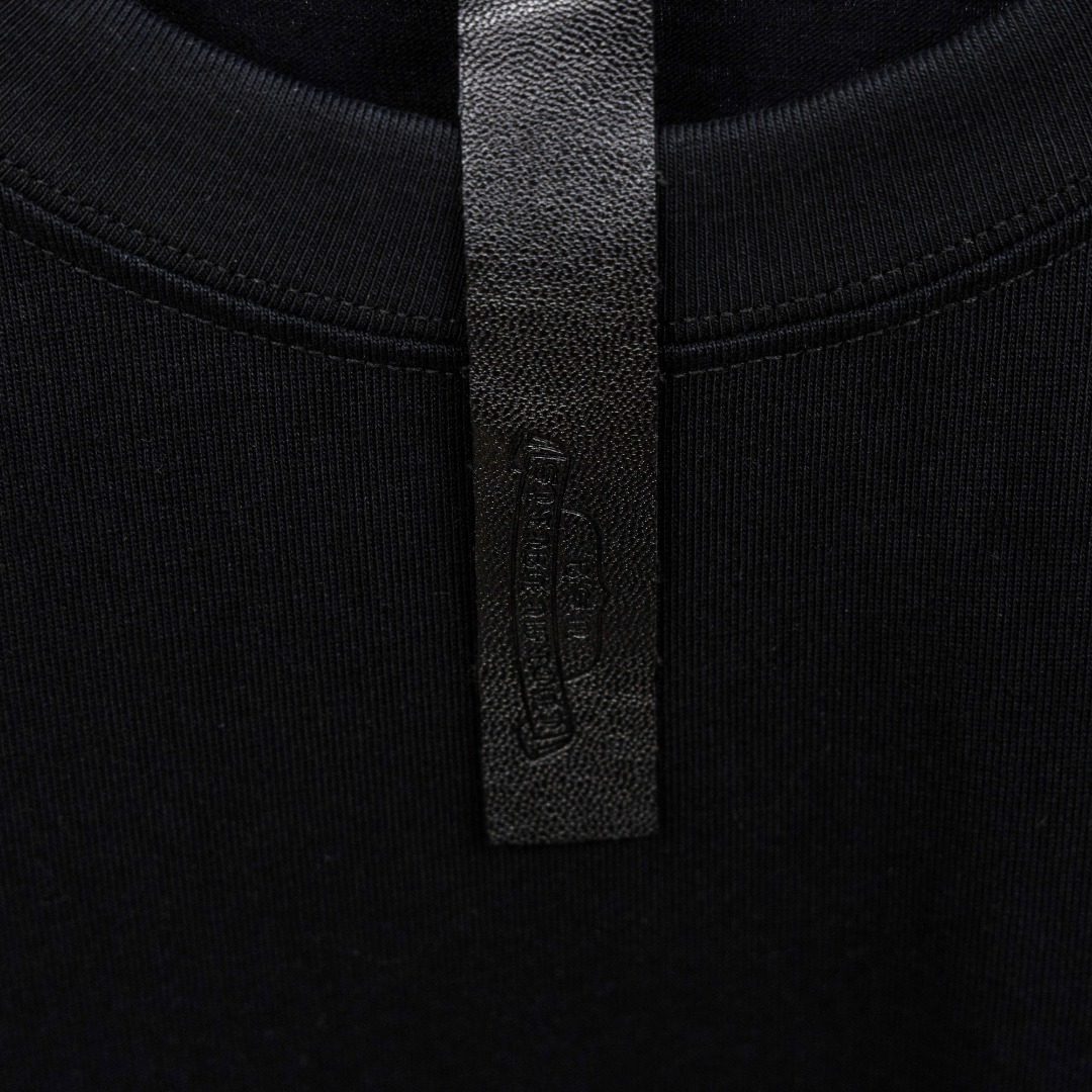 Chrome Hearts 款式：克罗心CH梵文马蹄贴布金属十字架刺绣工艺短袖