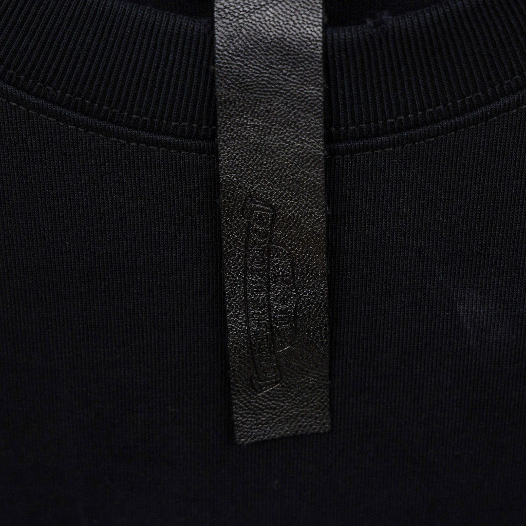 Chrome Hearts 款式：克罗心CH满印梵文马蹄刺绣破洞工艺短袖