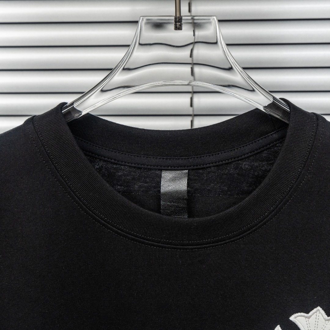Chrome Hearts 款式：克罗心CH梵文十字架贴布皮标工艺短袖