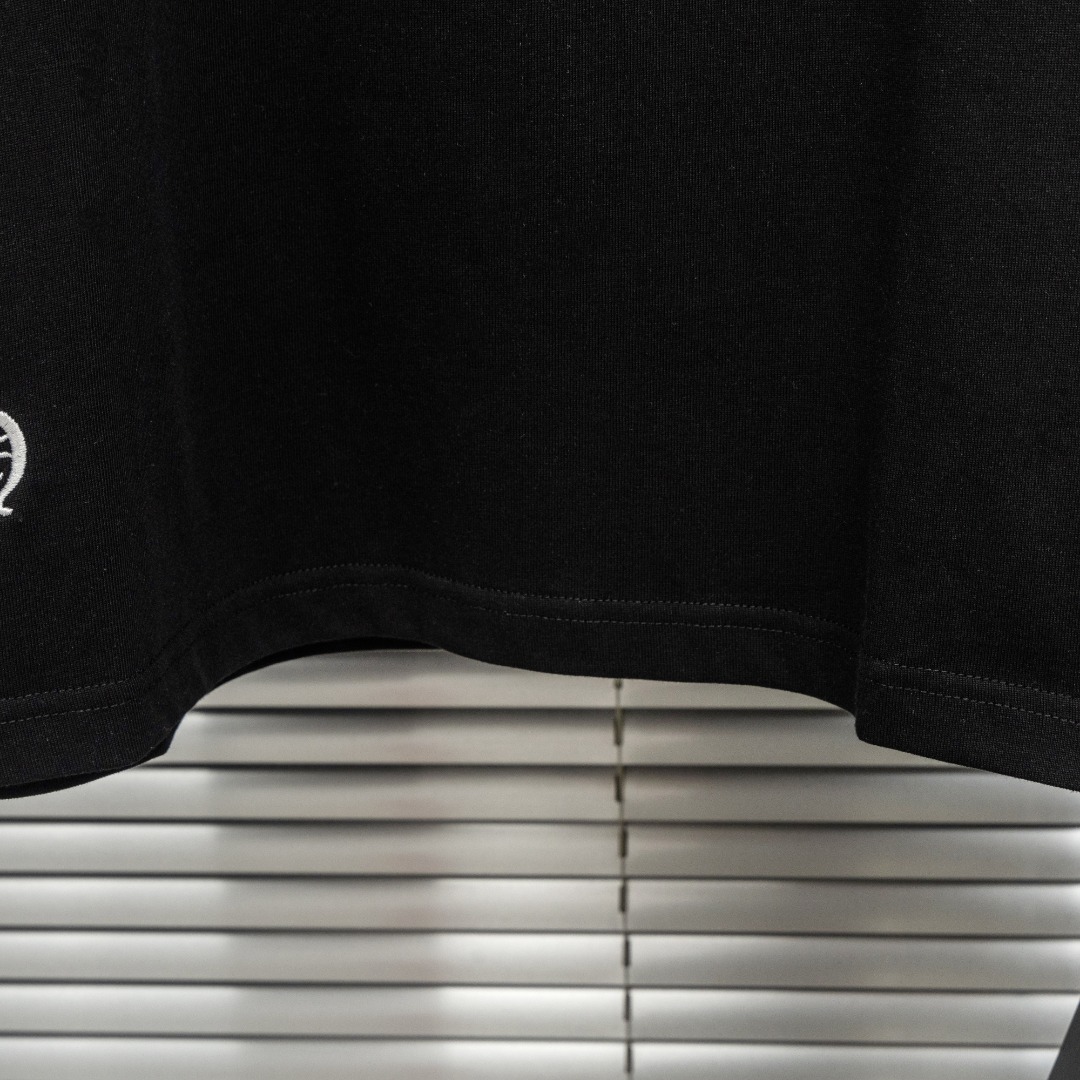 Chrome Hearts 款式：克罗心CH梵文十字架贴布皮标工艺短袖