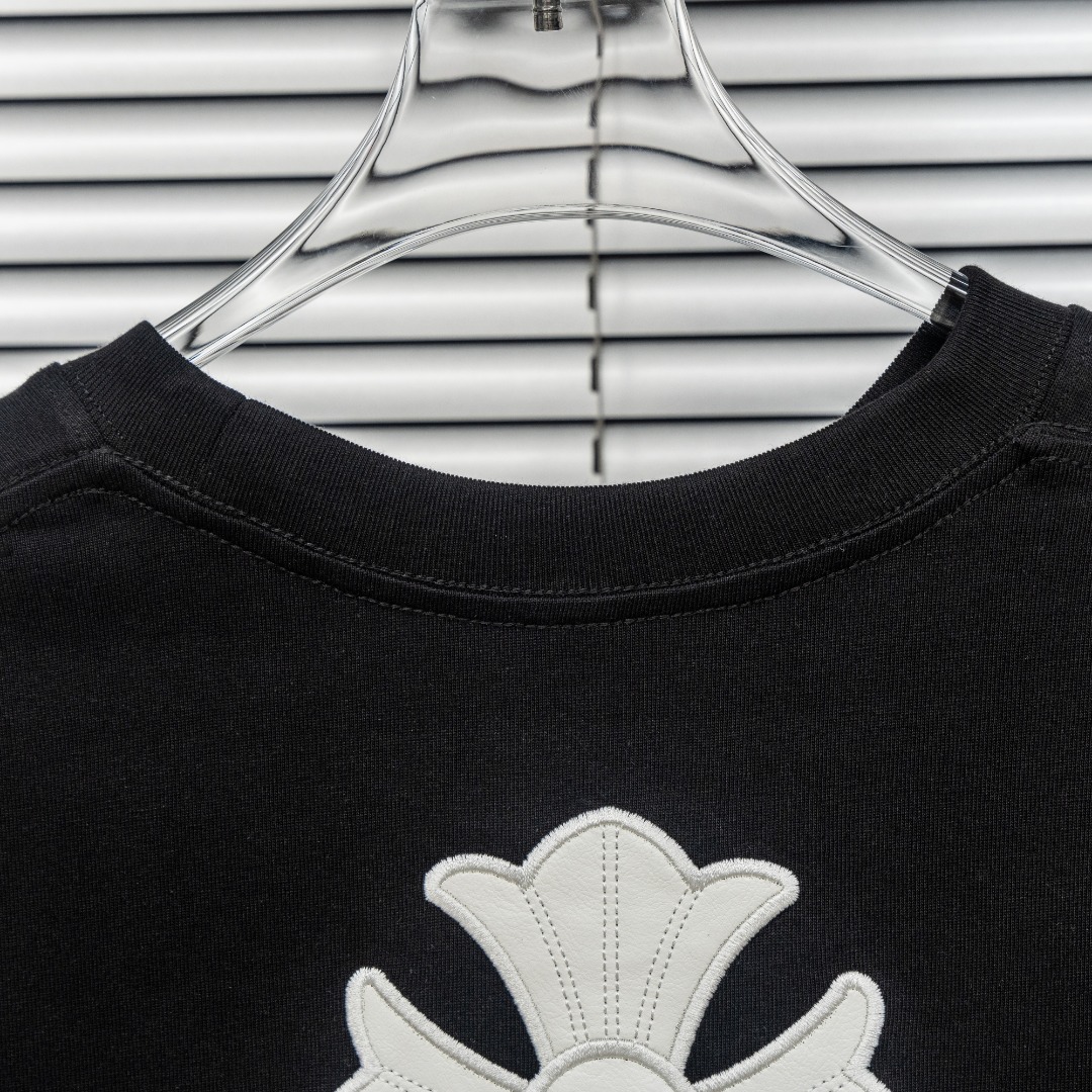 Chrome Hearts 款式：克罗心CH梵文十字架贴布皮标工艺短袖