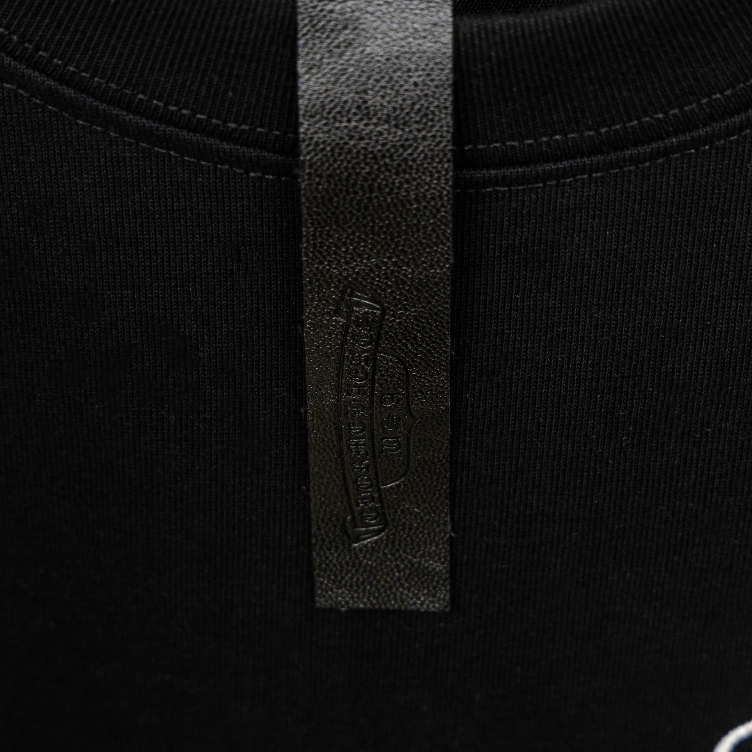 Chrome Hearts 款式：克罗心CH梵文十字架贴布皮标工艺短袖