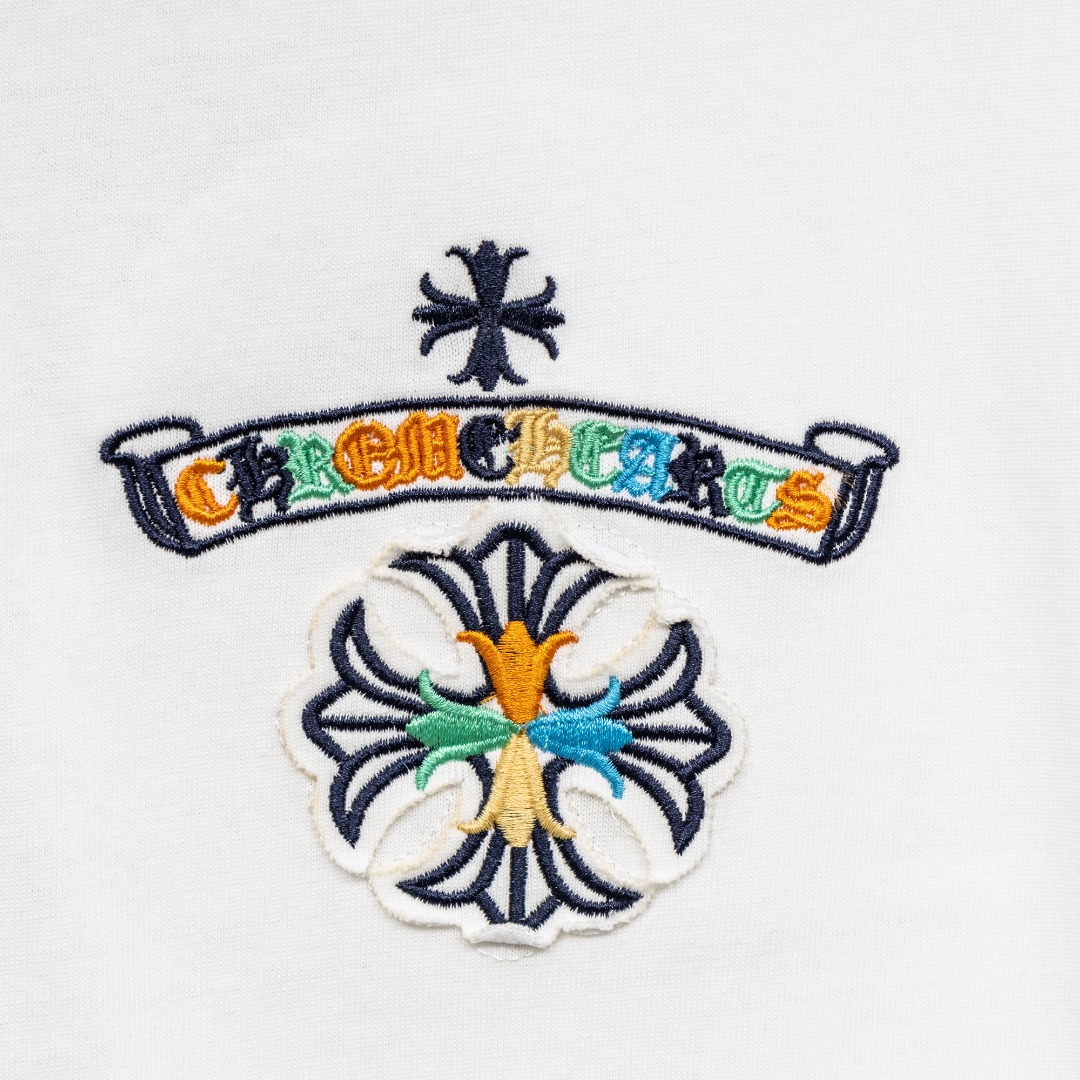 Chrome Hearts 款式：克罗心CH梵文十字架彩色马蹄刺绣工艺短袖