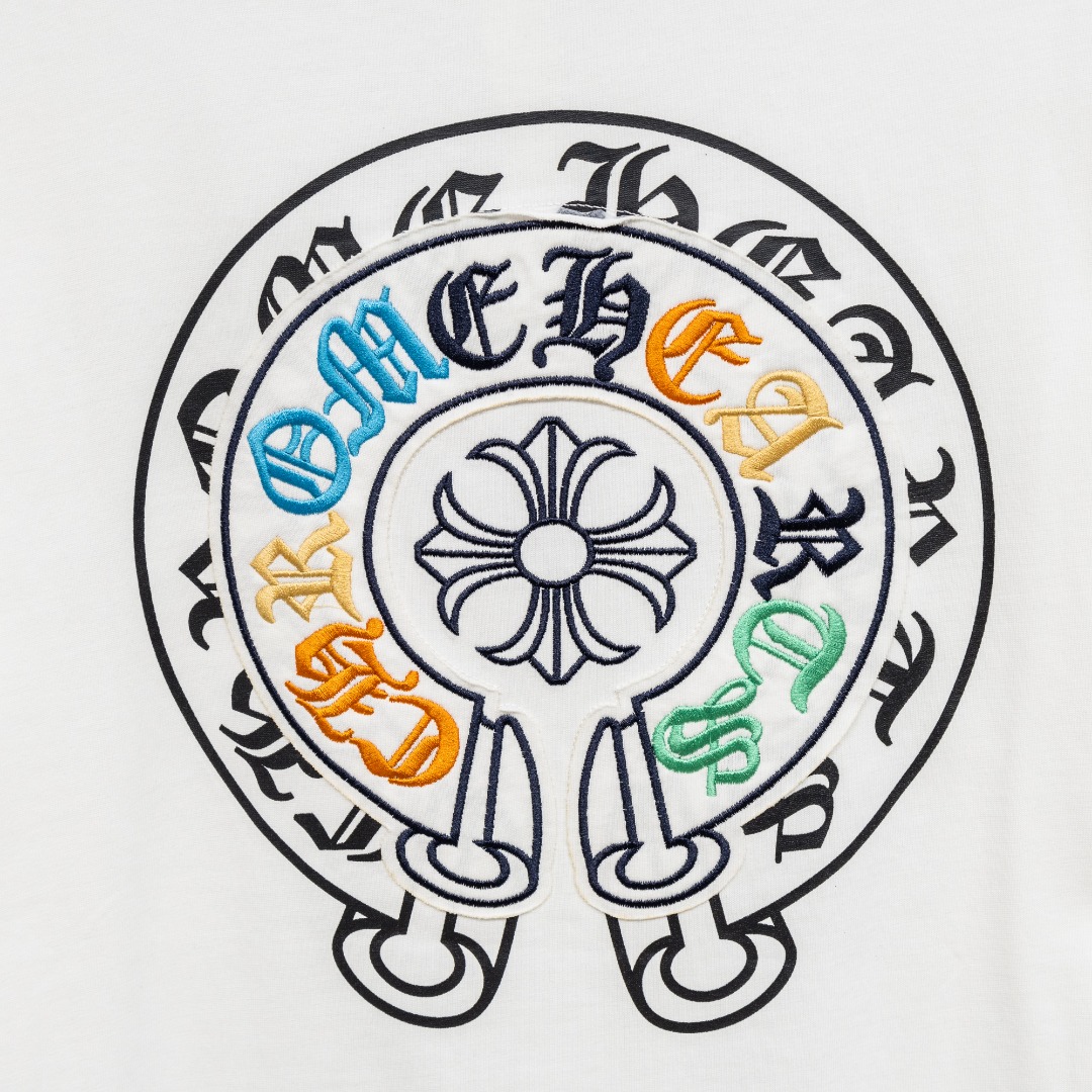 Chrome Hearts 款式：克罗心CH梵文十字架彩色马蹄刺绣工艺短袖