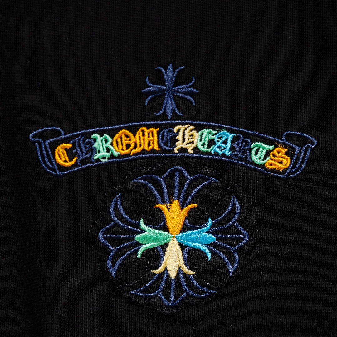 Chrome Hearts 款式：克罗心CH梵文十字架彩色马蹄刺绣工艺短袖