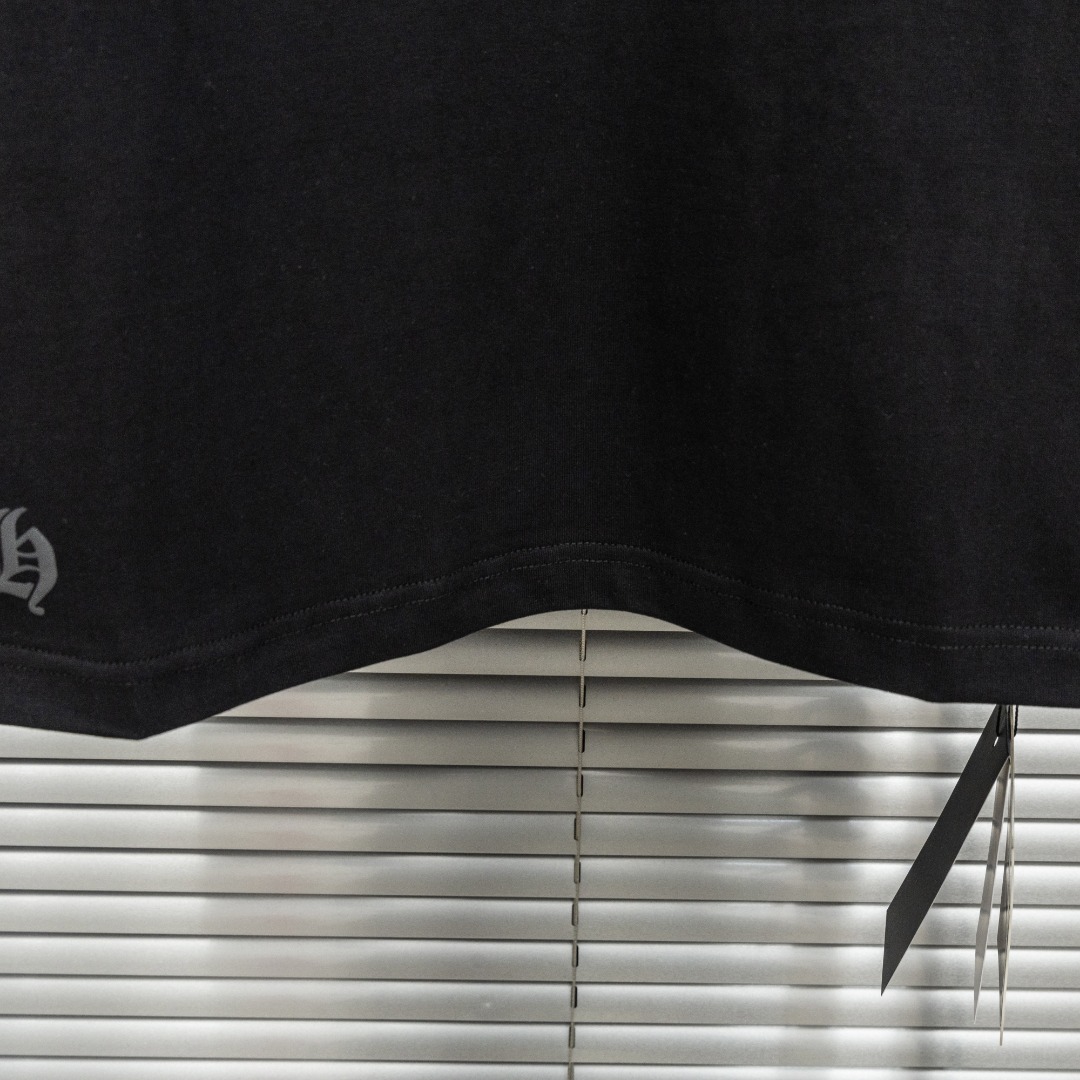 Chrome Hearts 款式：克罗心CH十字架梵文骨刺印花植绒工艺短袖