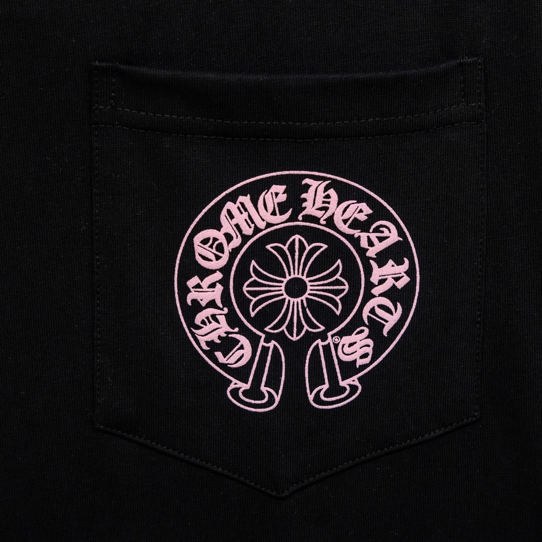Chrome Hearts 款式：克罗心CH十字架梵文小口袋工艺短袖